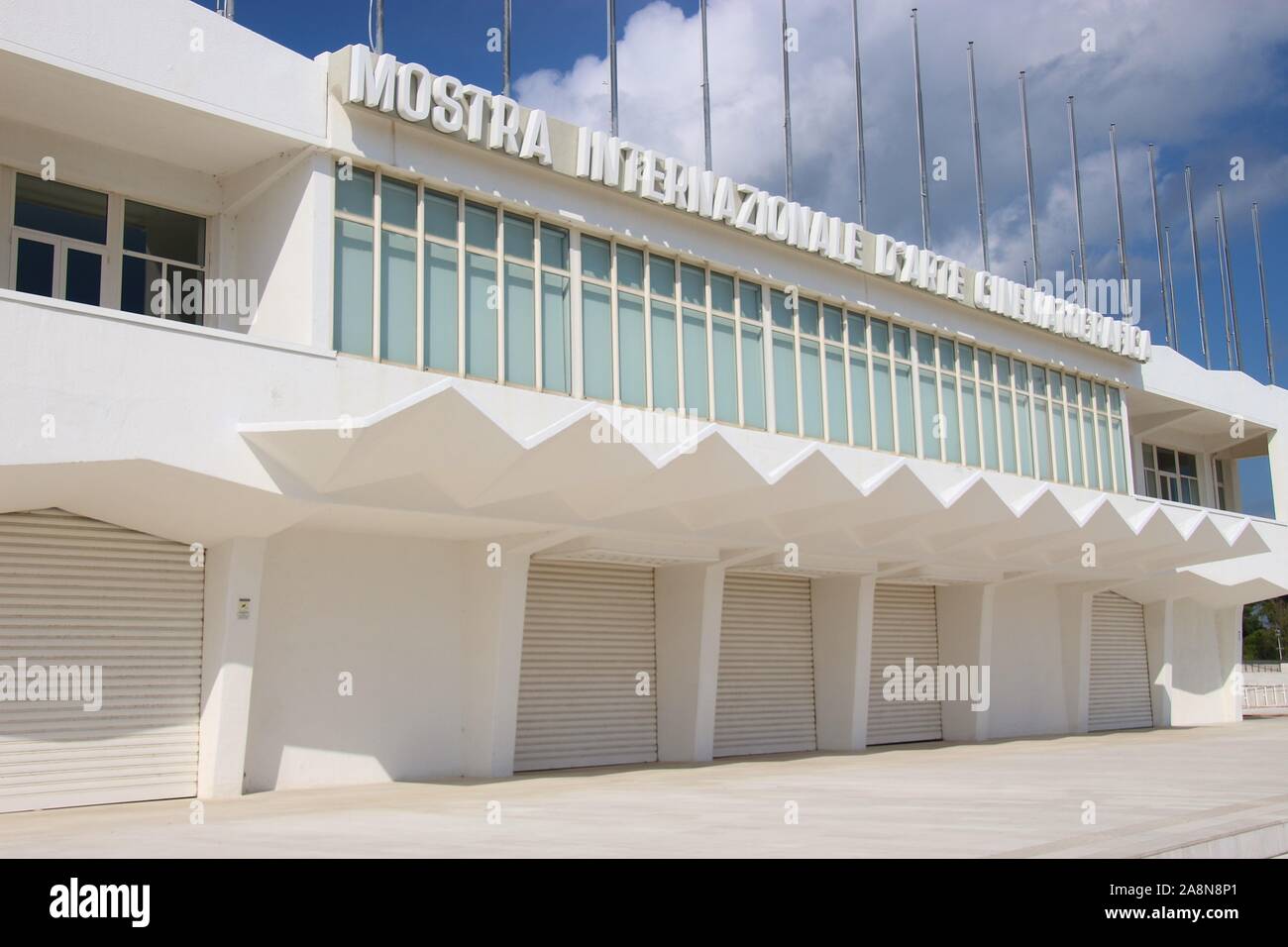 El nuevo Palacio del cine en la isla de Lido di Venezia, Venecia. Ubicado en Lungomare Marconi. Se inauguró en 2019. Italia, en el sur de Europa. Foto de stock