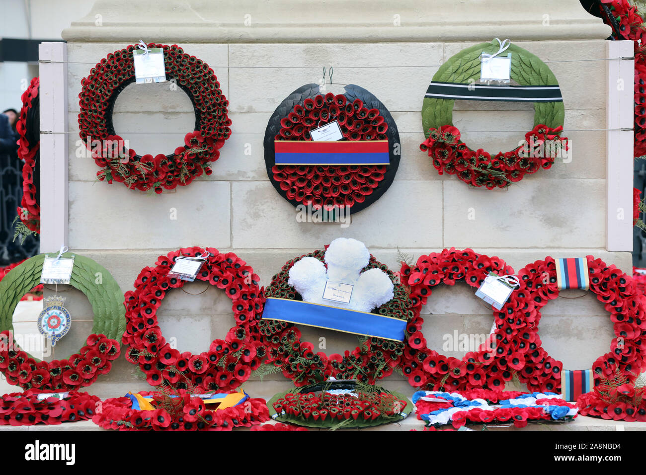 Londres, Reino Unido. El 10 de noviembre de 2019. Guirnaldas alrededor de adormidera el cenotafio en recuerdo Domingo, Whitehall, Londres Crédito: Paul Brown/Alamy Live News Foto de stock