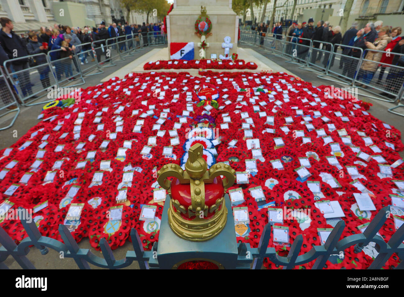 Londres, Reino Unido. El 10 de noviembre de 2019. Guirnaldas alrededor de adormidera el cenotafio en recuerdo Domingo, Whitehall, Londres Crédito: Paul Brown/Alamy Live News Foto de stock