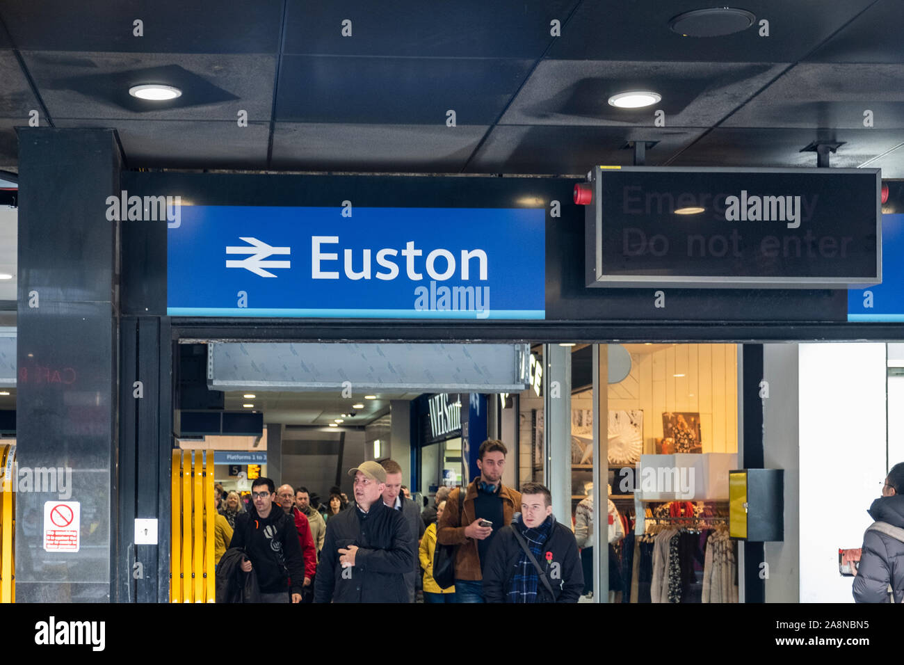 La estación Euston con viajeros, Londres, Inglaterra, Reino Unido. Foto de stock