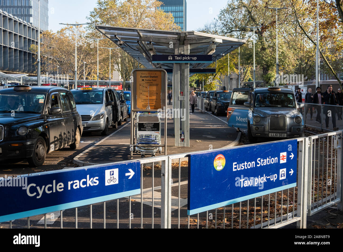 La estación Euston con nuevas paradas de taxi en la parte delantera, Londres, Inglaterra, Reino Unido. Foto de stock