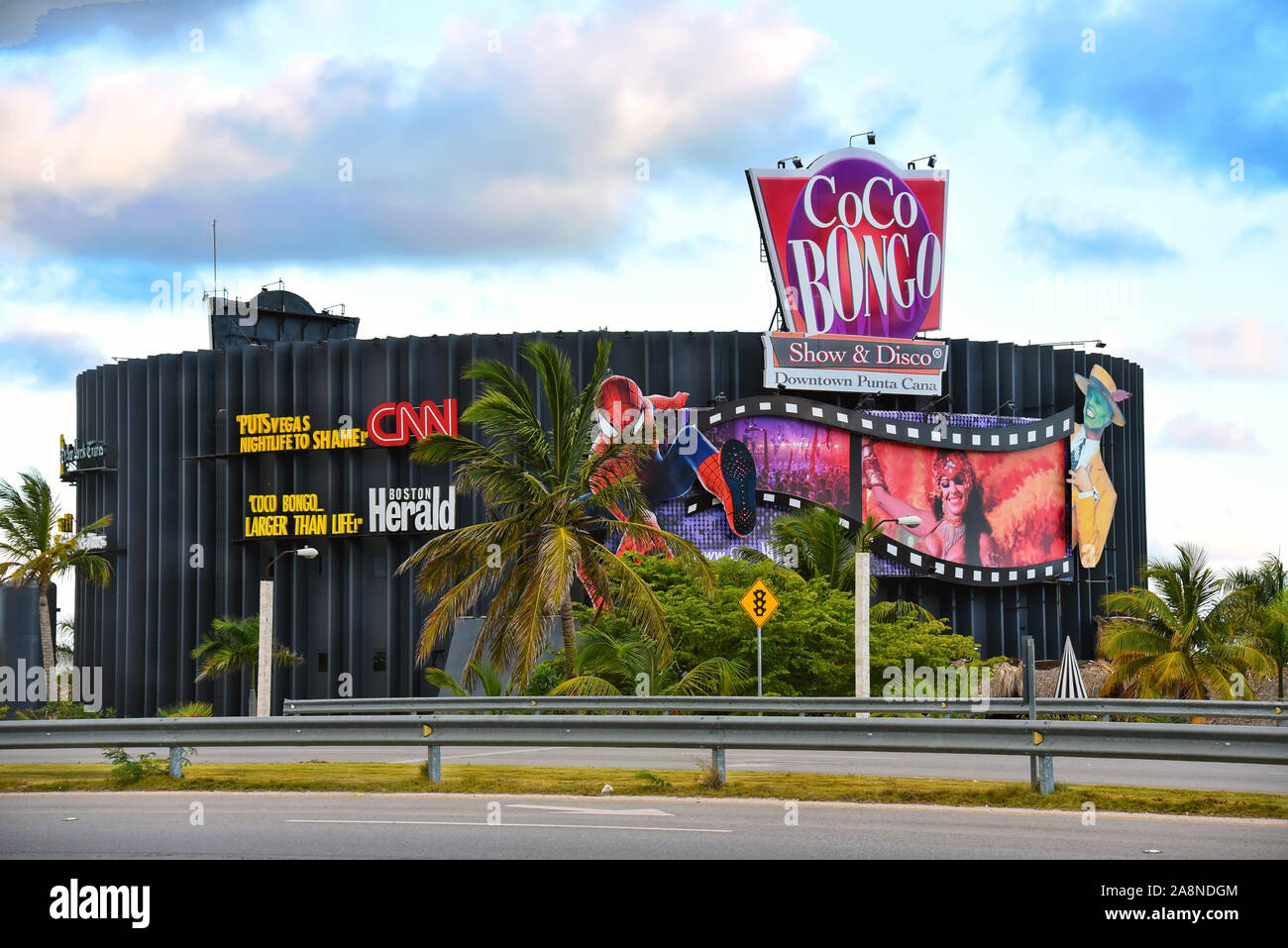 Punta Cana - 7 de febrero de 2019: Coco Bongo es un multi-nivel de energía  alto club nocturno con espectáculos en vivo, entretenimiento de audio y  vídeo. Fue insp Fotografía de stock - Alamy