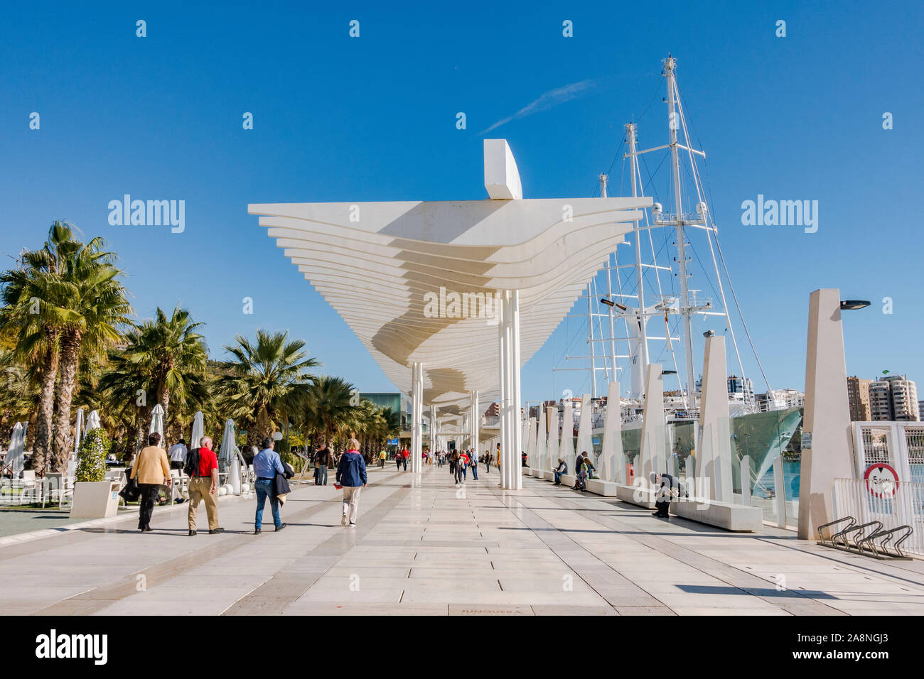 Málaga Málaga Puerto con el Palmeral de las sorpresas, principal puerto  marítimo de Andalucía, España Fotografía de stock - Alamy