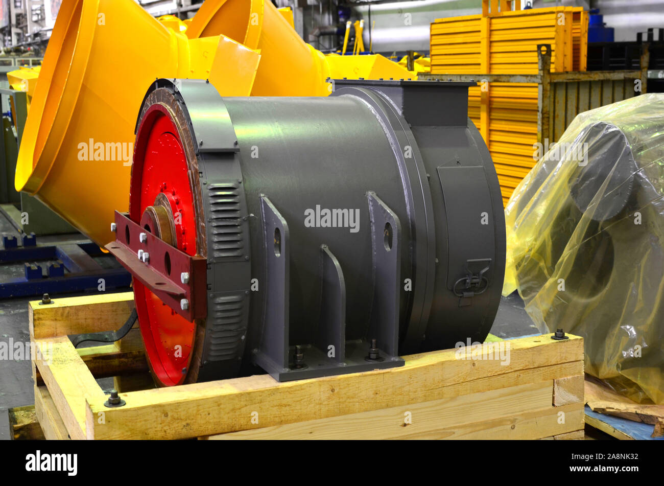 Generador de tracción sincrónico con un rotor cilíndrico en la sala de  producción de una planta automotriz. Motores y equipos eléctricos para uso  intensivo Fotografía de stock - Alamy