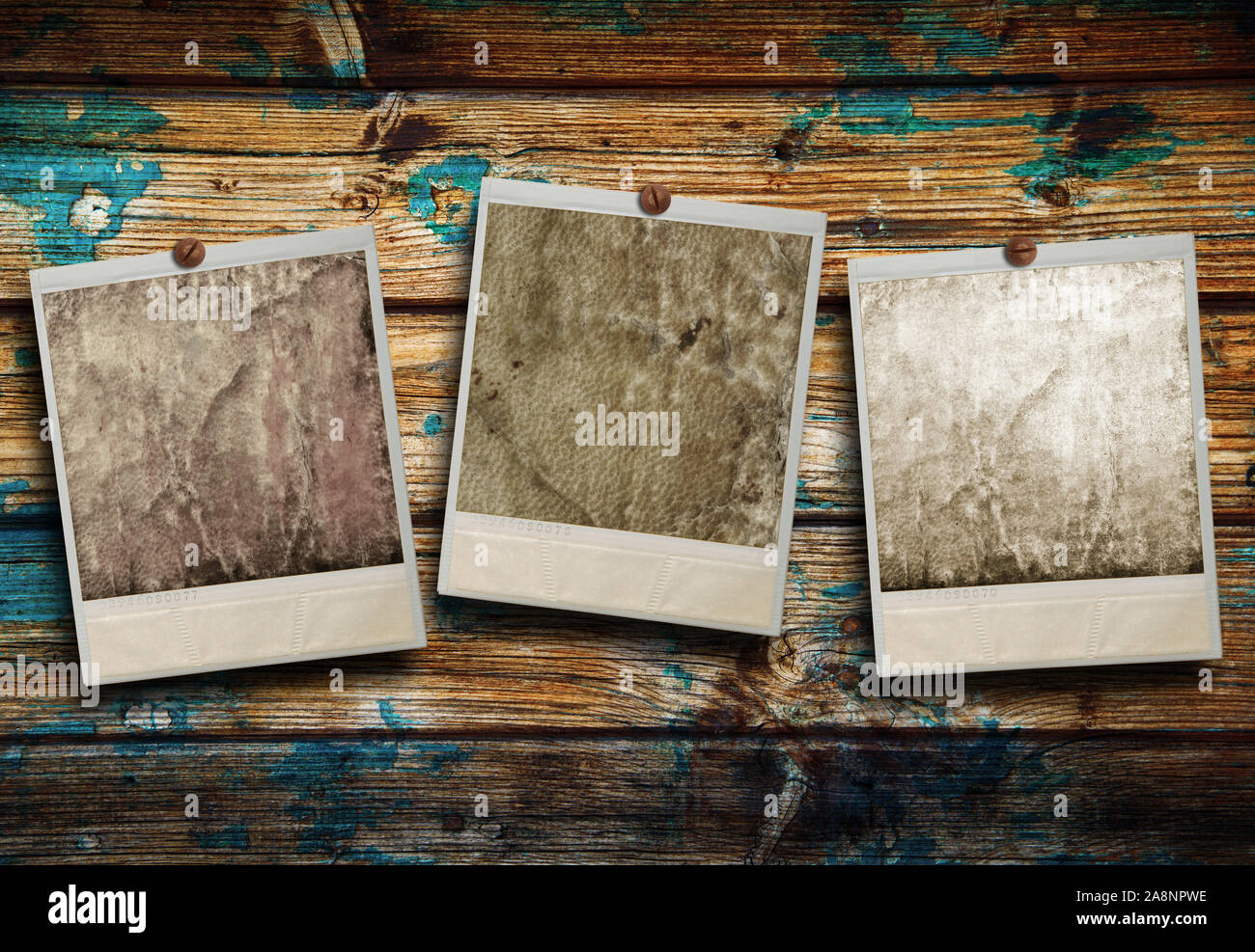 Tres antiguas colgadas en Polaroid de fondo de madera Fotografía de stock -  Alamy