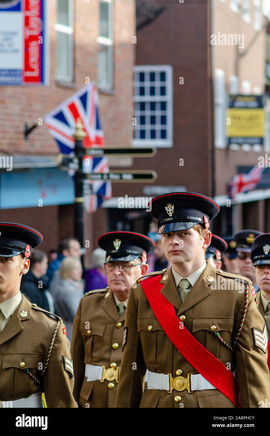 Foto de soldados durante el desfile del Día del Recuerdo en piedra, Staffordshire, Reino Unido. Foto de stock