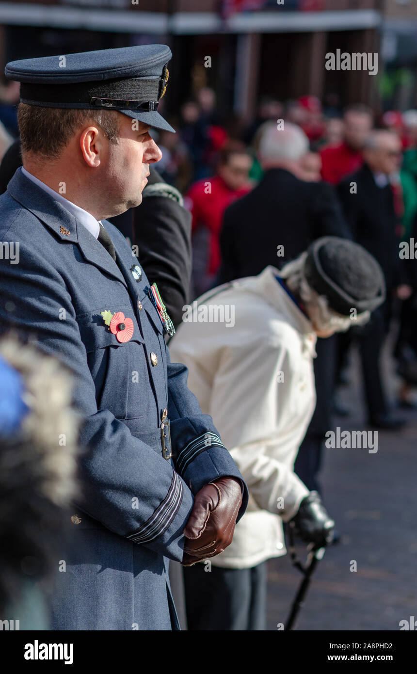 Foto de soldado y vieja dama durante el desfile del Día del Recuerdo en piedra, Staffordshire, Reino Unido. Foto de stock