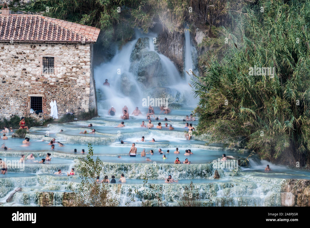 Balneario Natural con cascadas y fuentes termales de termas de Grosseto, Toscana, Italia de stock -