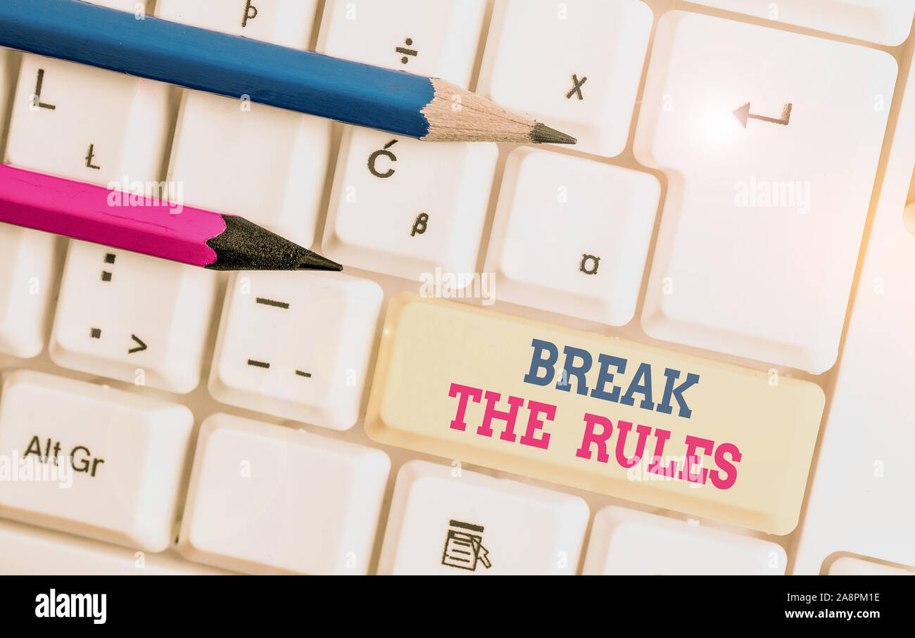 Escribir nota mostrando romper las reglas. Concepto de negocio para