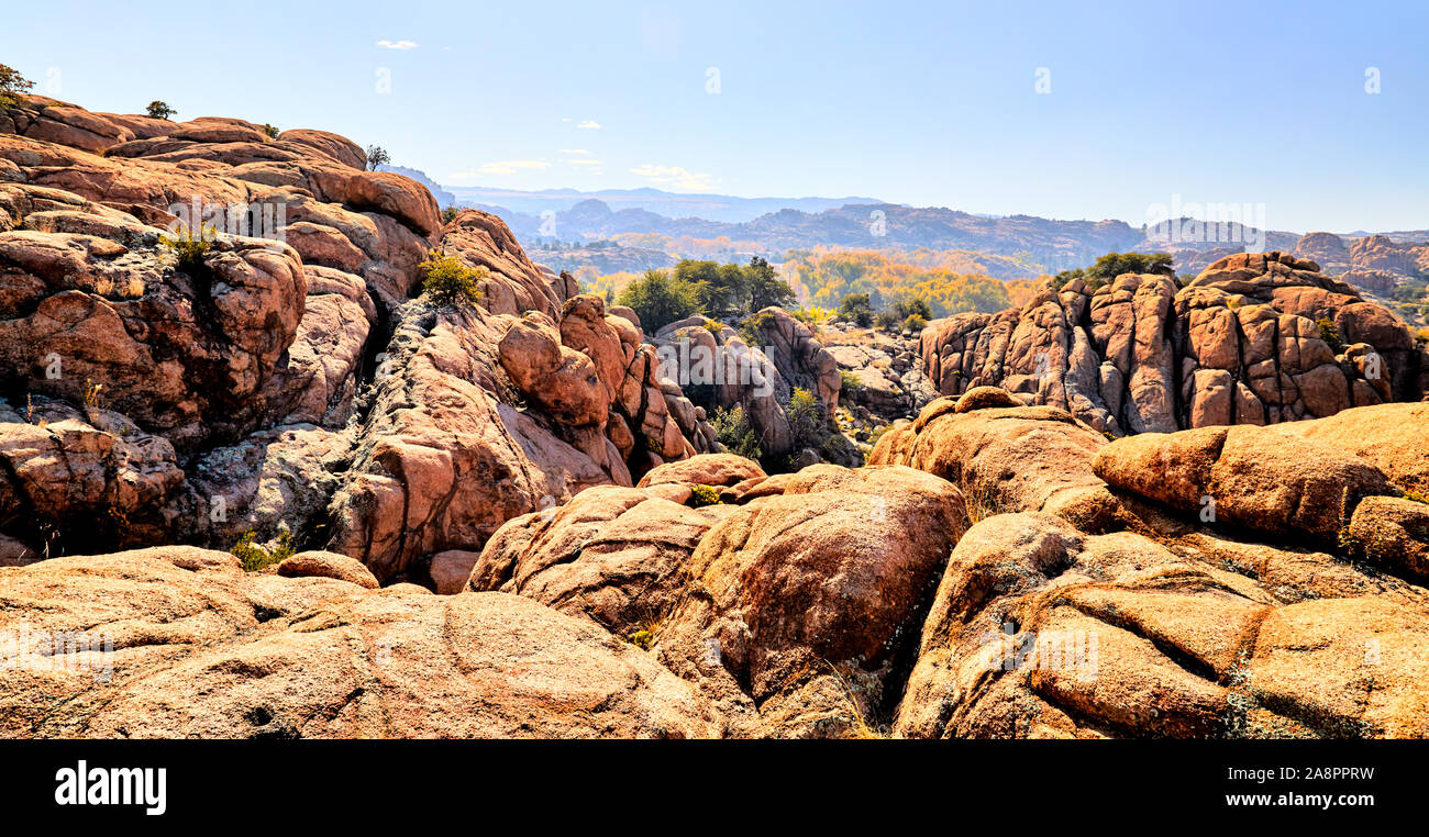 Vista panorámica de la montaña de rocas de granito en el dells, Prescott, Arizona Foto de stock
