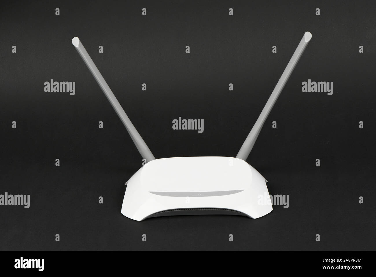 Router wifi rectangular realista con dos antenas en los lados aisladas  sobre blanco. Diodos verdes y rojos en una caja gris. Dispositivo para  distribución inalámbrica Fotografía de stock - Alamy