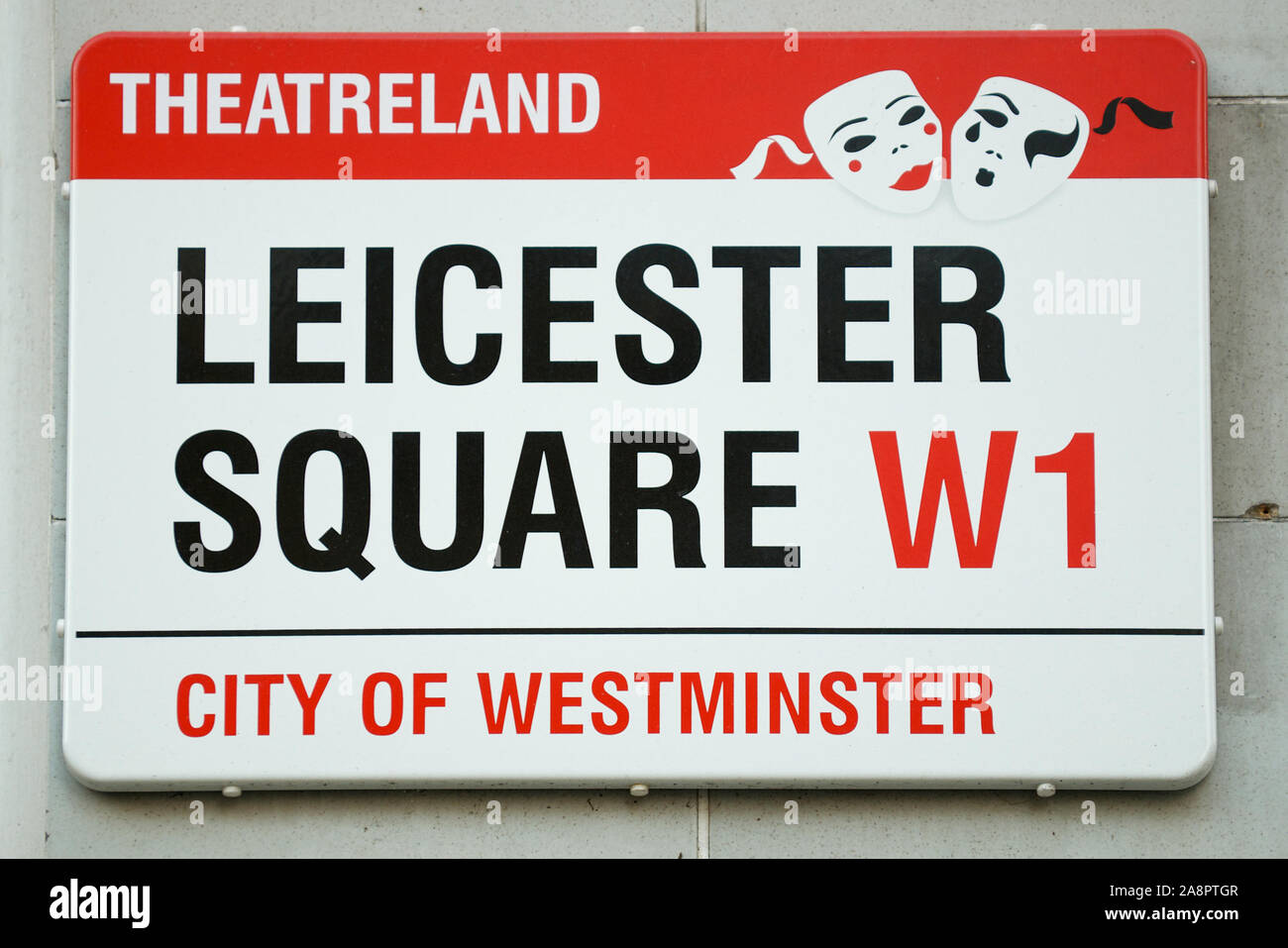 Londres - 29 DE SEPTIEMBRE de 2011: El signo rojo y negro de la ciudad de Westminster para Leicester Square presenta una designación de Theaterland con máscaras teatrales. Foto de stock
