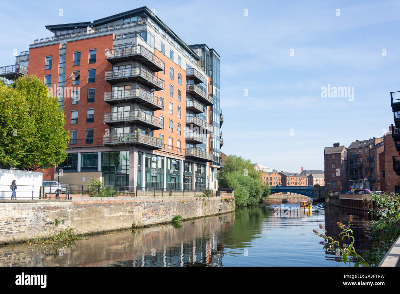 El Quays Apartment edificio cruzando el río Aire, Leeds, West Yorkshire, Inglaterra, Reino Unido Foto de stock