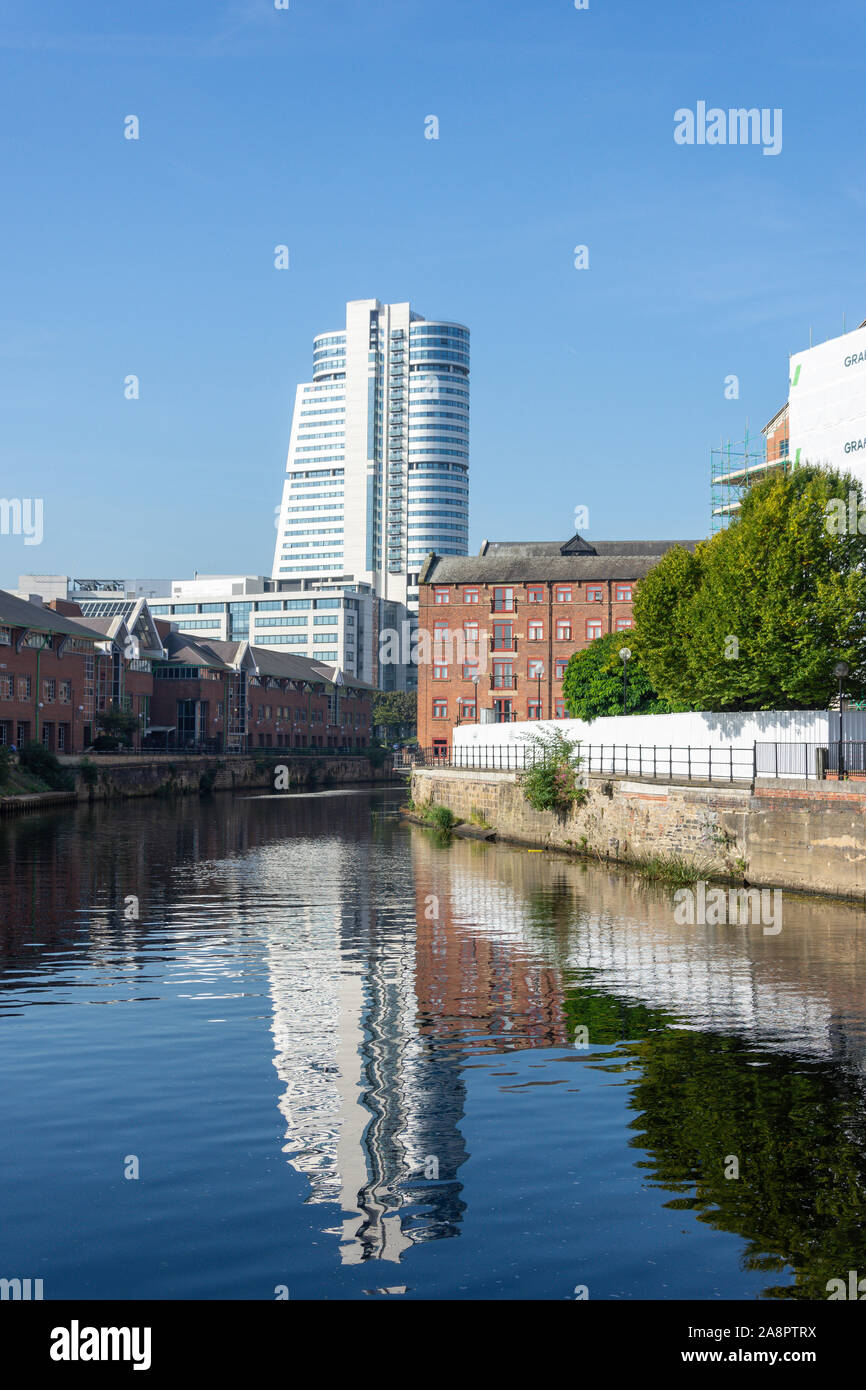 Bridgewater lugar edificio cruzando el río Aire, Leeds, West Yorkshire, Inglaterra, Reino Unido Foto de stock