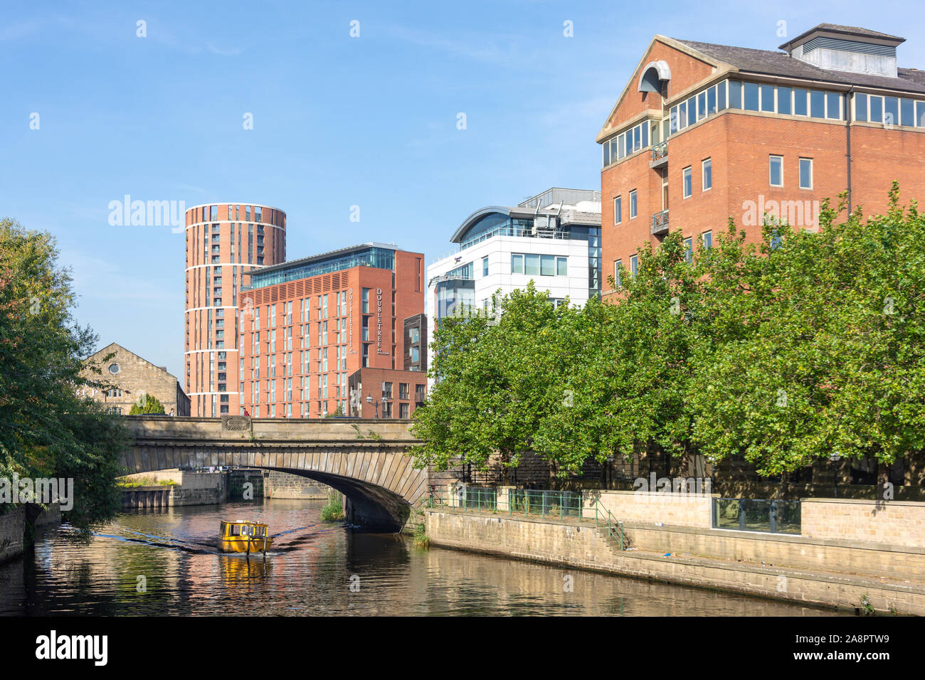Victoria puente que cruza el río Aire, Leeds, West Yorkshire, Inglaterra, Reino Unido Foto de stock