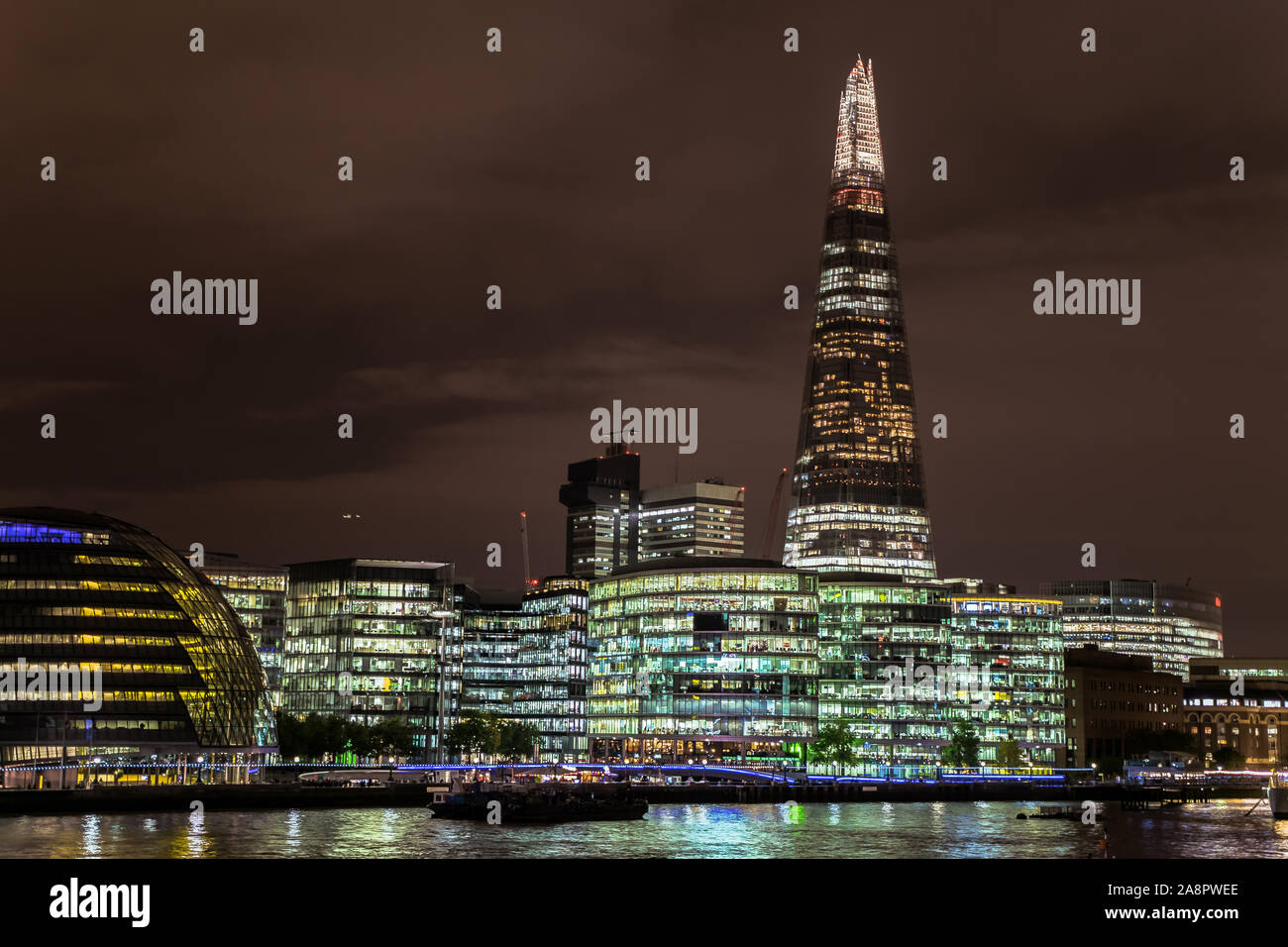 Londres,Shard,Renzo Piano edificios,oficinas en Londres,noche ciudad,luces Foto de stock
