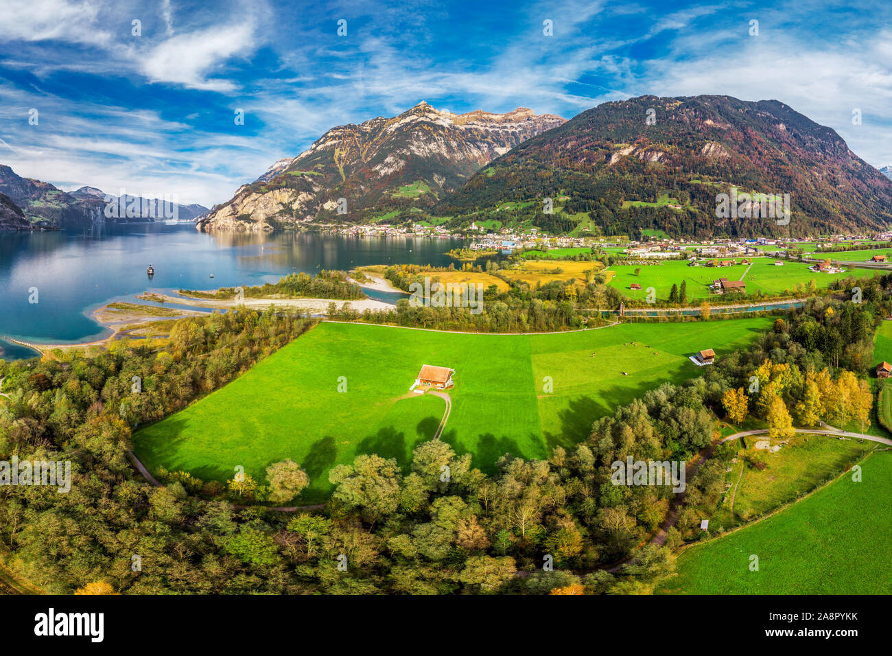 Areal de Fluelen vista de la ciudad y del lago de Lucerna, en el cantón de Uri, Suiza, Europa. Foto de stock