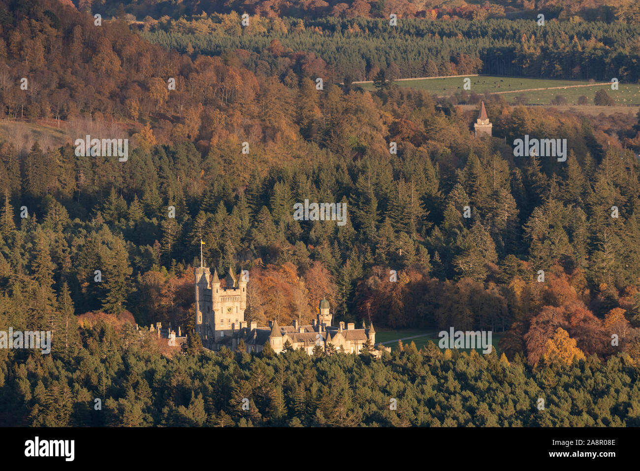 Scotland's Royal Deeside en octubre, con el castillo de Balmoral y Crathie Iglesia rodeada por los colores del otoño Foto de stock