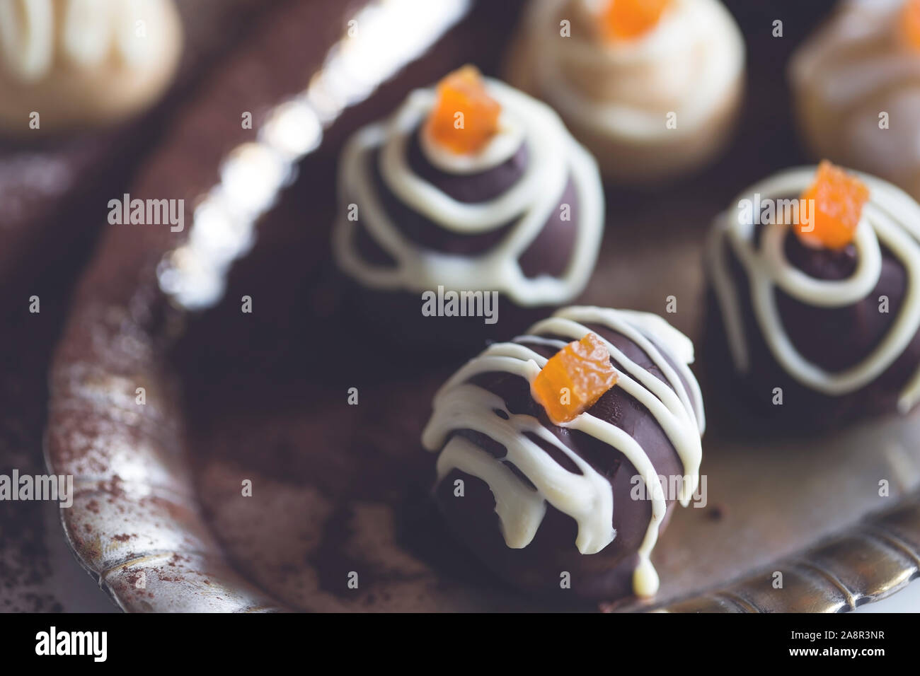 El chocolate praliné con candy albaricoque Foto de stock