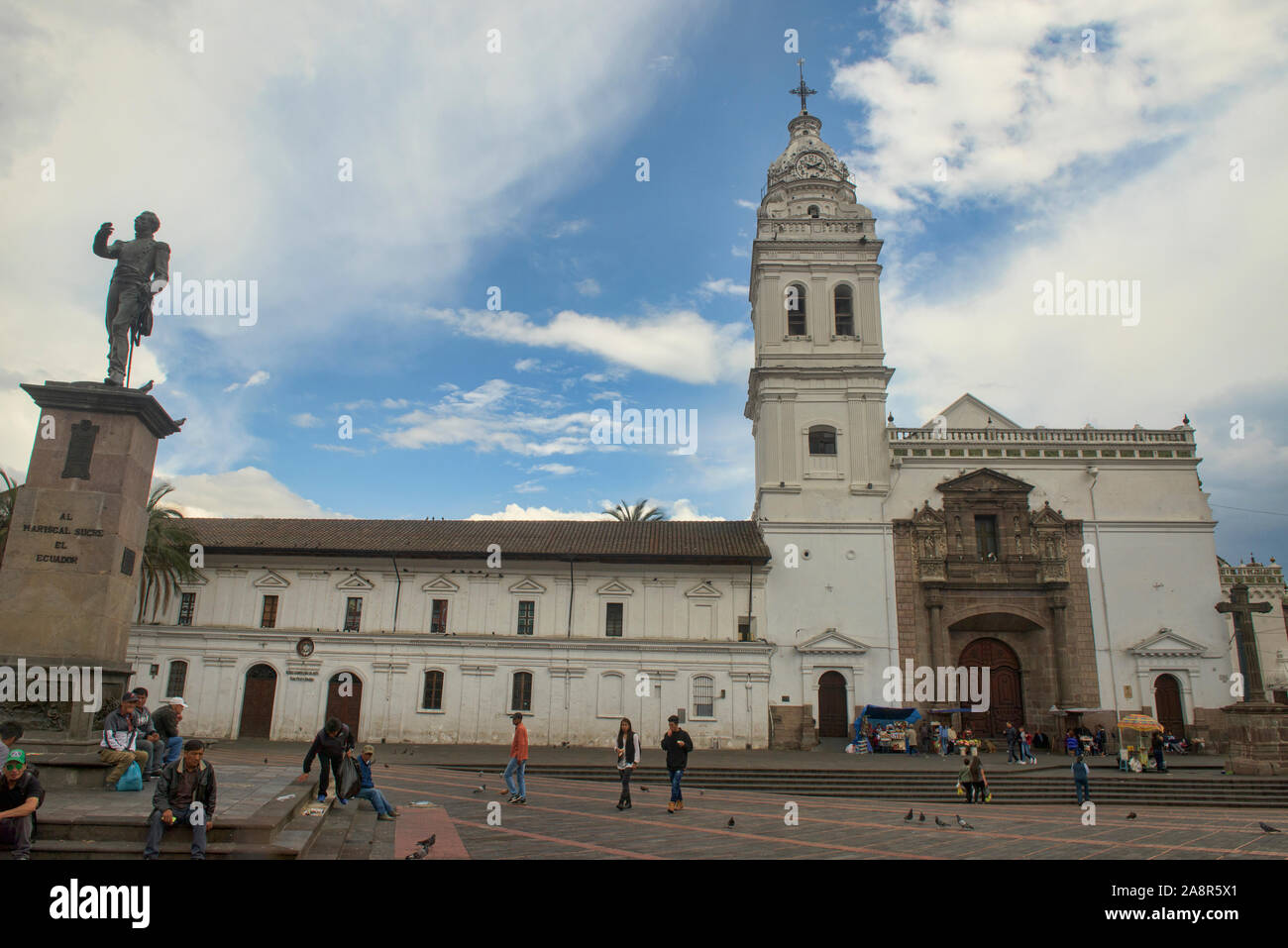 Iglesia De Santo Domingo Y La Plaza En El Casco Historico De La