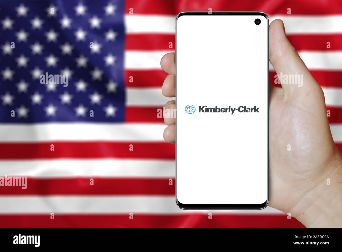 dinastía Cielo Noticias de última hora Logotipo de empresa pública Kimberly-Clark aparece en un smartphone. La  bandera de EE.UU. Antecedentes. Crédito: PIXDUCE Fotografía de stock - Alamy