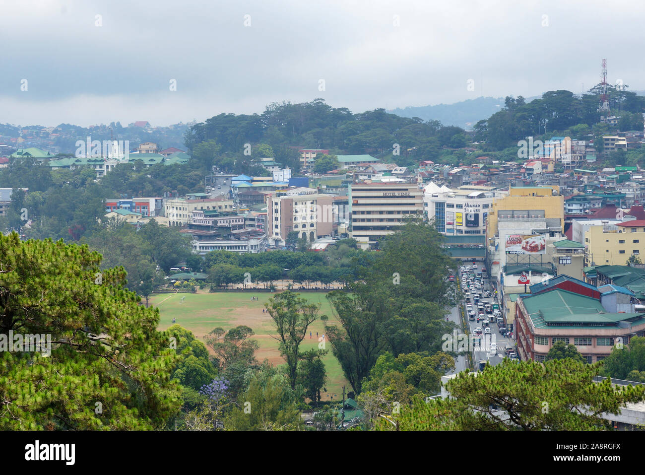 Una ciudad con vista verde en un área de las tierras altas en las Filipinas, sudeste de Asia. Foto tomada en la ciudad de Baguio, Filipinas, el 21 de abril de 2014. Foto de stock