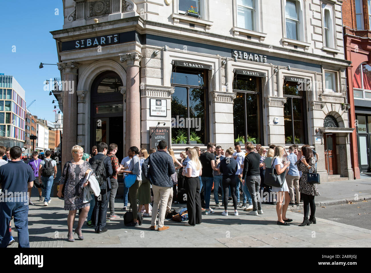 Las personas que beben fuera de St Bart's public house, pub o bar, West Smithfield, la ciudad de Londres. Foto de stock