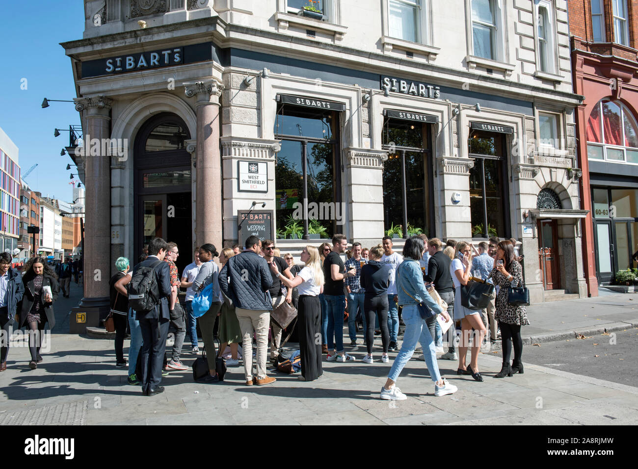 Las personas que beben fuera de St Bart's public house, pub o bar, West Smithfield, la ciudad de Londres. Foto de stock