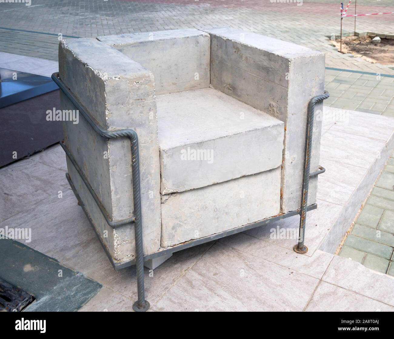 Sillón hechas de bloques de cemento y accesorios Fotografía de stock - Alamy