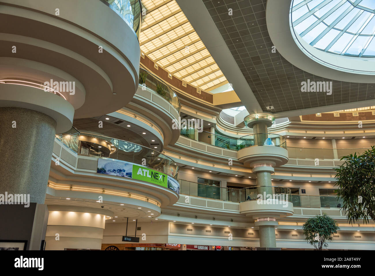 Atrio de la terminal de vuelos nacionales en el Aeropuerto Internacional Hartsfield-Jackson de Atlanta en Atlanta, Georgia. (Ee.Uu.) Foto de stock