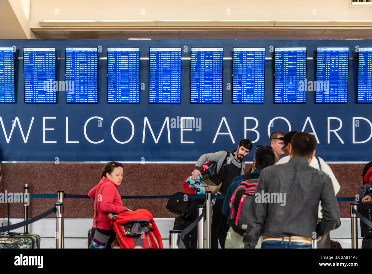 Los pasajeros de Delta Air Lines en línea para la emisión de billetes y facturación de equipaje en el Aeropuerto Internacional Hartsfield-Jackson de Atlanta en Atlanta, Georgia. (Ee.Uu.) Foto de stock