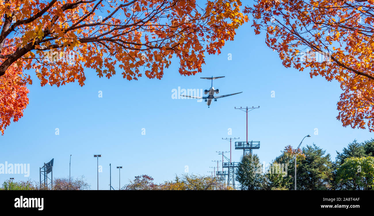 Avión de pasajeros en la aproximación para el aterrizaje en el Aeropuerto Internacional Hartsfield-Jackson de Atlanta en un hermoso día de otoño en Atlanta, Georgia. (Ee.Uu.) Foto de stock