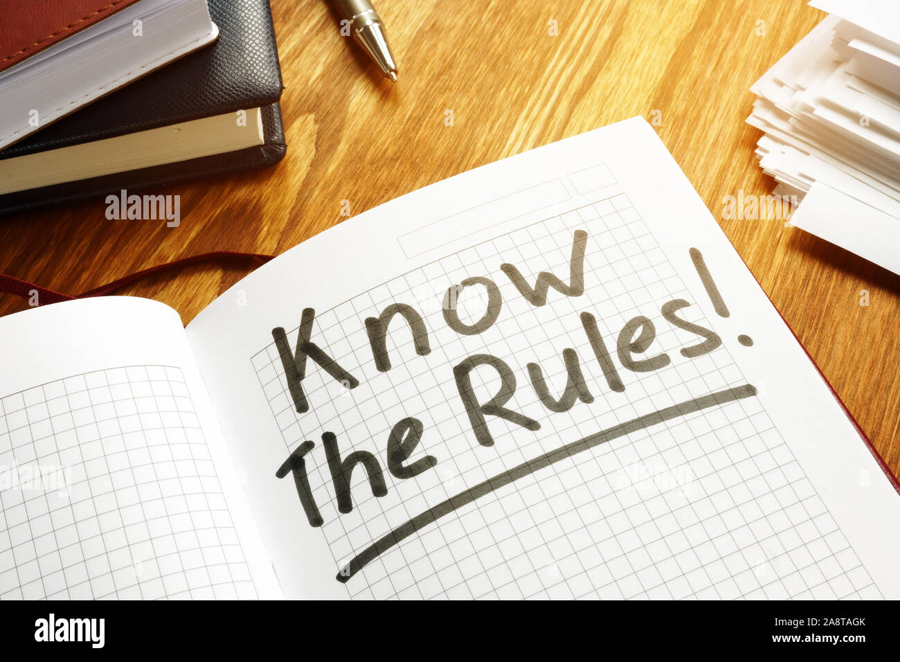 Conocer las reglas de negocio ley escrita en Bloc de notas. Foto de stock