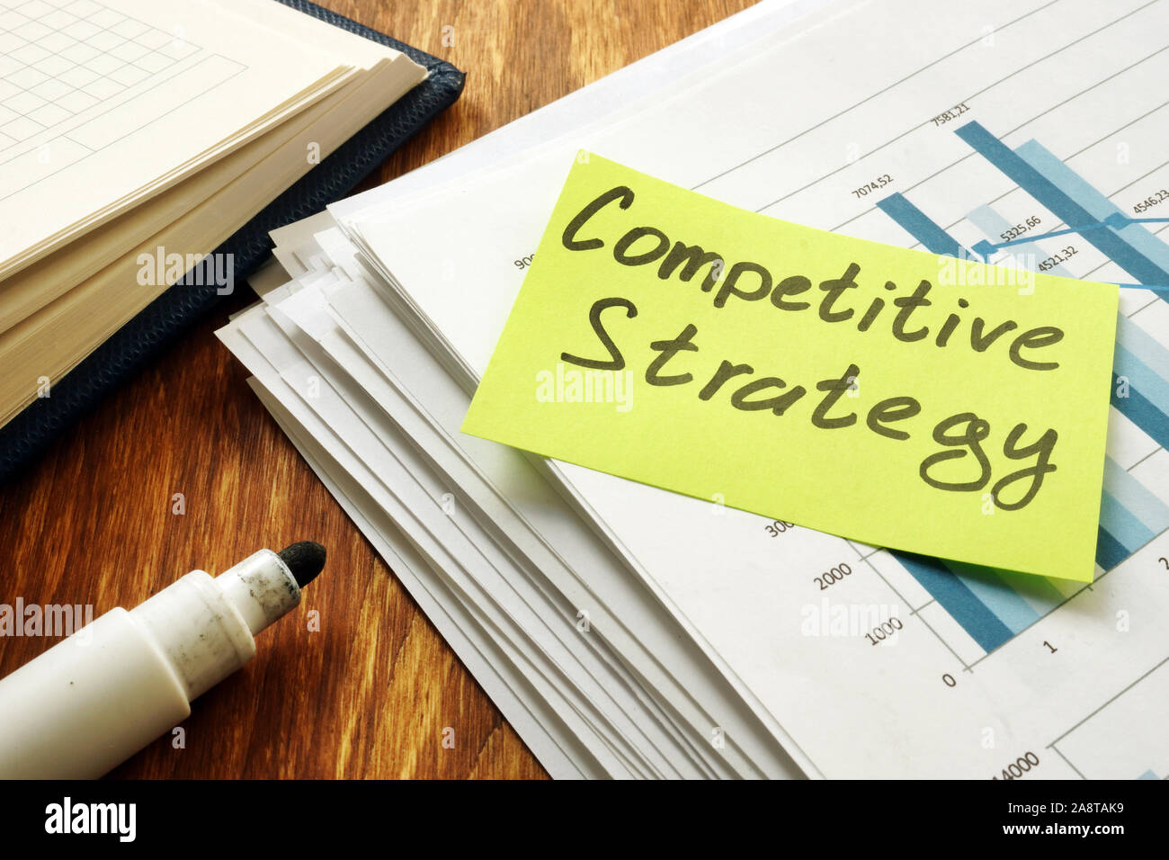 Estrategia Competitiva documentos comerciales sobre el escritorio. Foto de stock