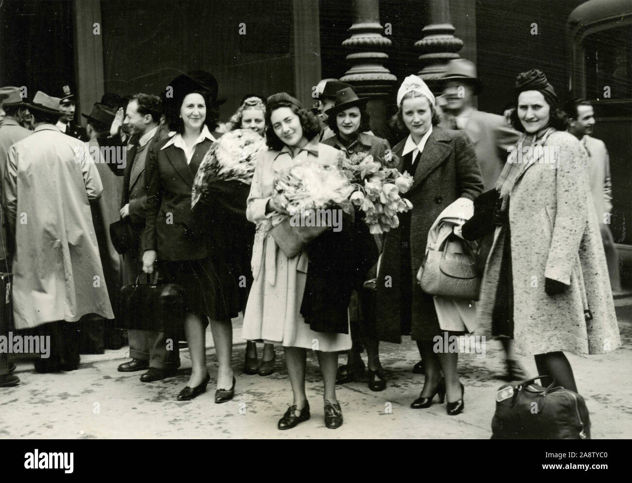 Los artistas de la Ópera de Zagreb llegan a Roma, Italia 1942 Foto de stock