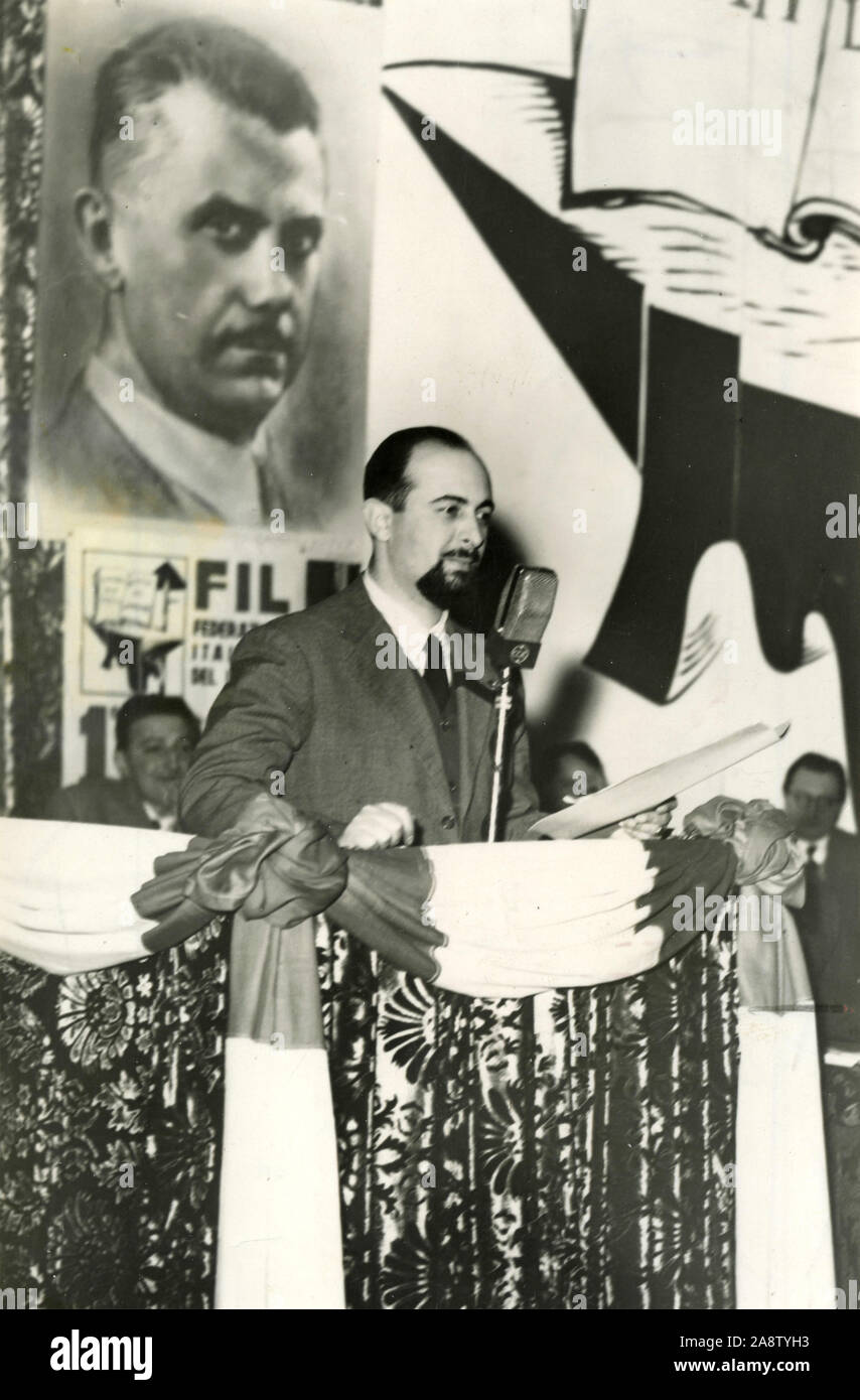 Dirigente sindical italiano Gabriele Cardona abordar el Primer Congreso de la FIL, Nápoles, Italia 1950 Foto de stock