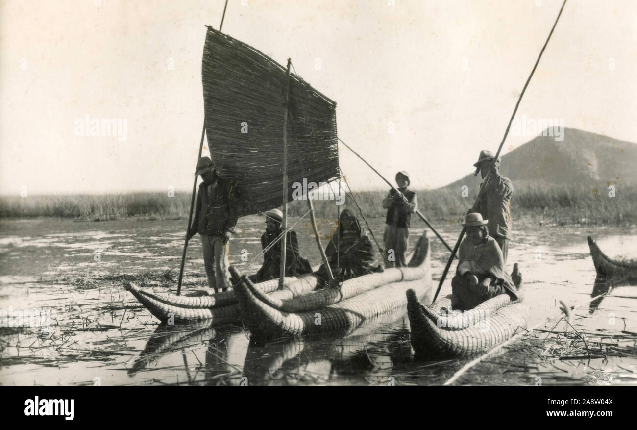 Los lugareños en canoa tradicional boliviana en el lago Titicaca, La Paz, Bolivia 1950 Foto de stock