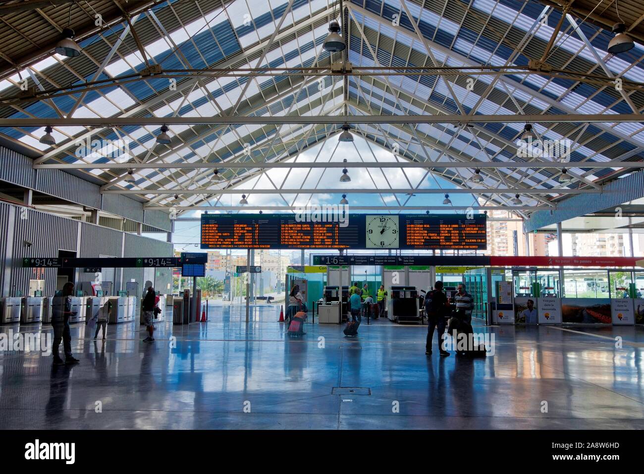 Alicante station fotografías e imágenes de alta resolución Alamy