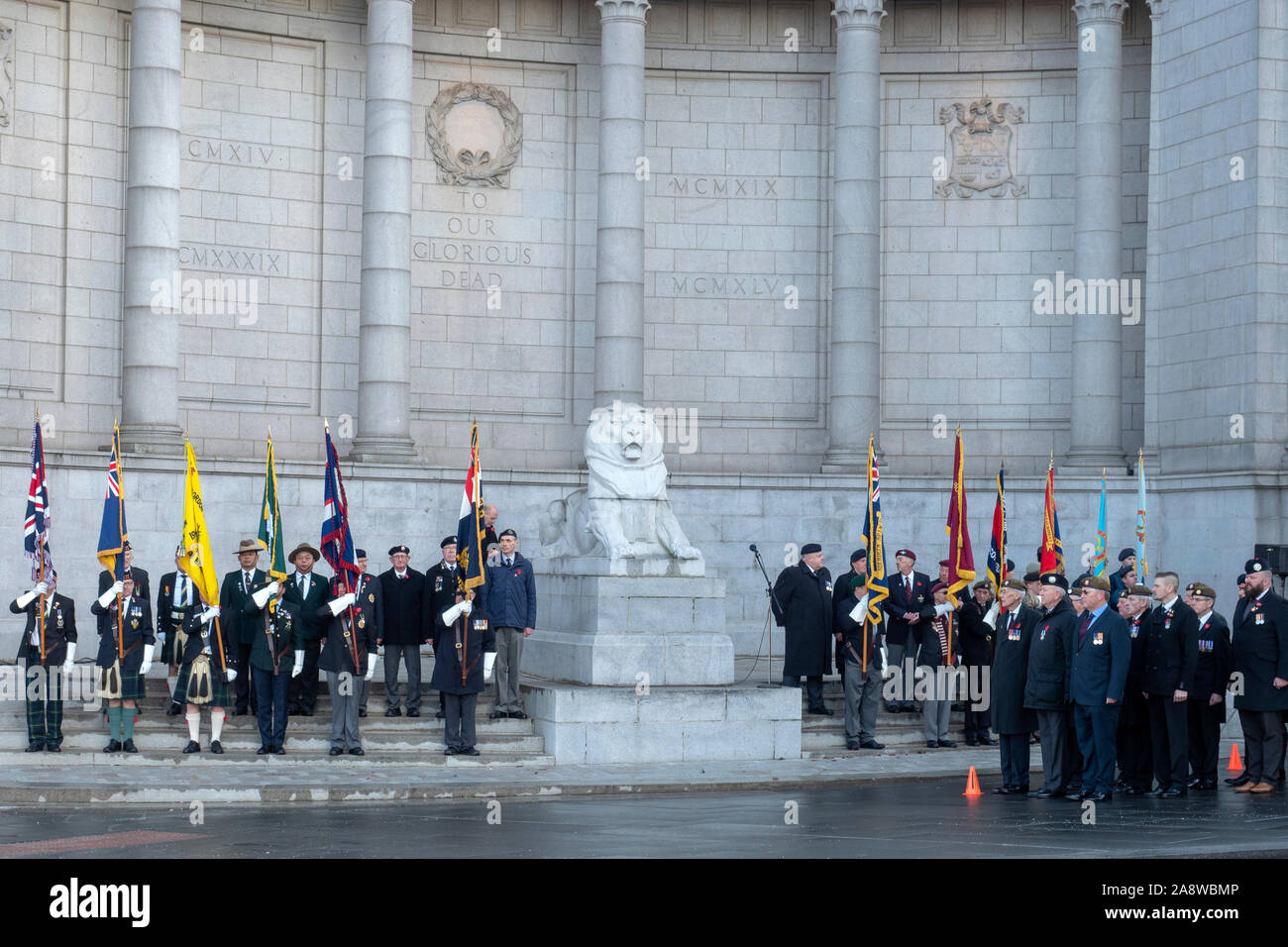 Aberdeen, Escocia - 10 de noviembre de 2019: Los veteranos y los miembros de las Fuerzas Armadas británicas, tomar parte en la ceremonia del Día de Conmemoración anual en la Schoolhill War Memorial en Aberdeen. Foto de stock