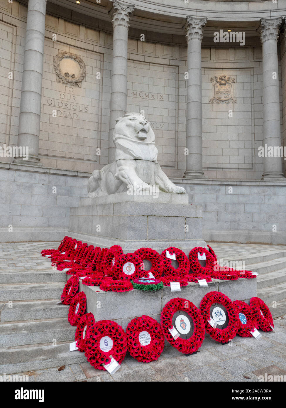 Aberdeen, Escocia - 10 Nov 2019: Amapola Coronas establecidas en la Schoolhill War Memorial en Aberdeen durante la ceremonia del Día de Conmemoración anual. Foto de stock