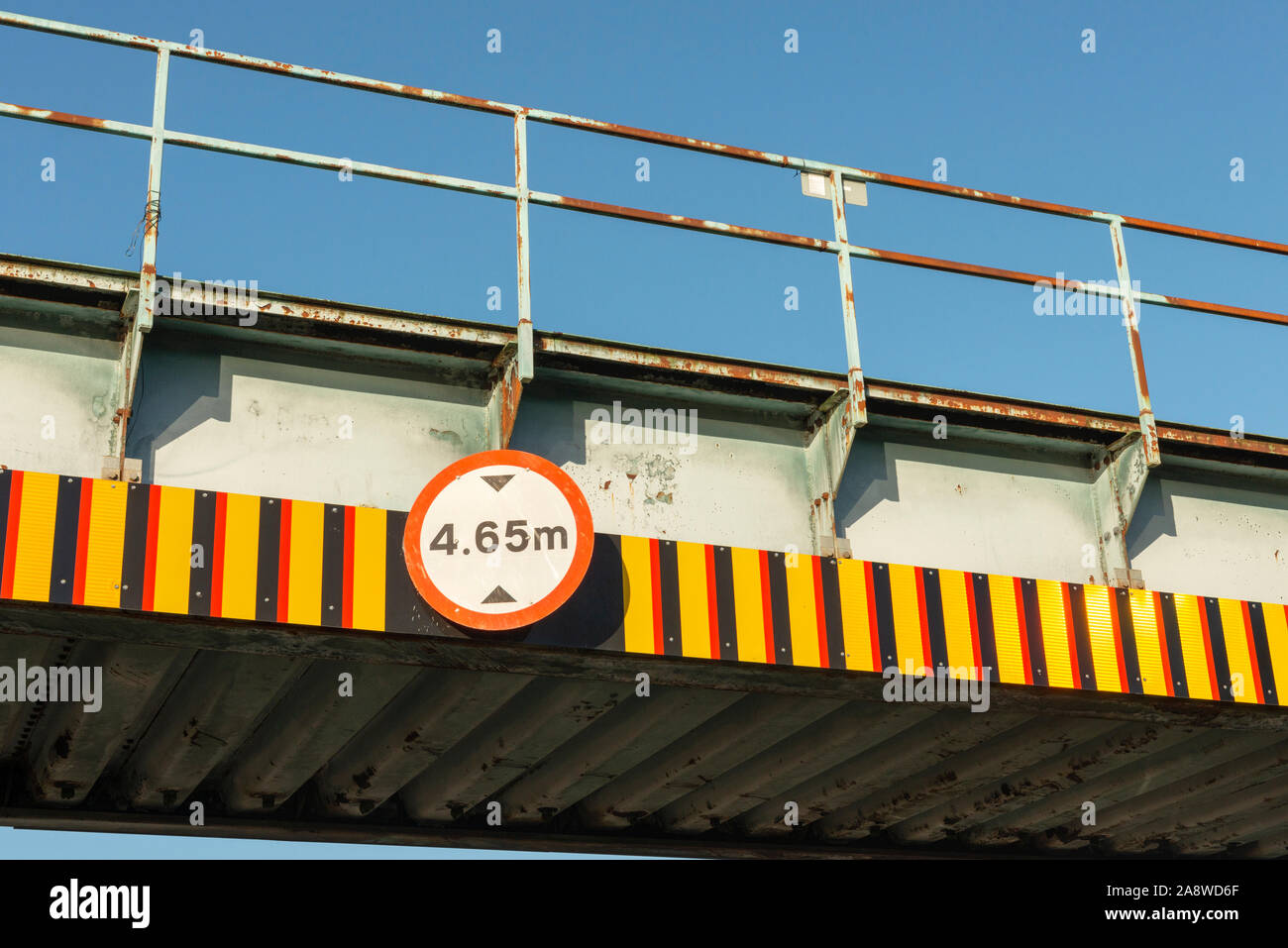 Señal de advertencia de 4,65 m de espacio libre para la altura del puente ferroviario Foto de stock