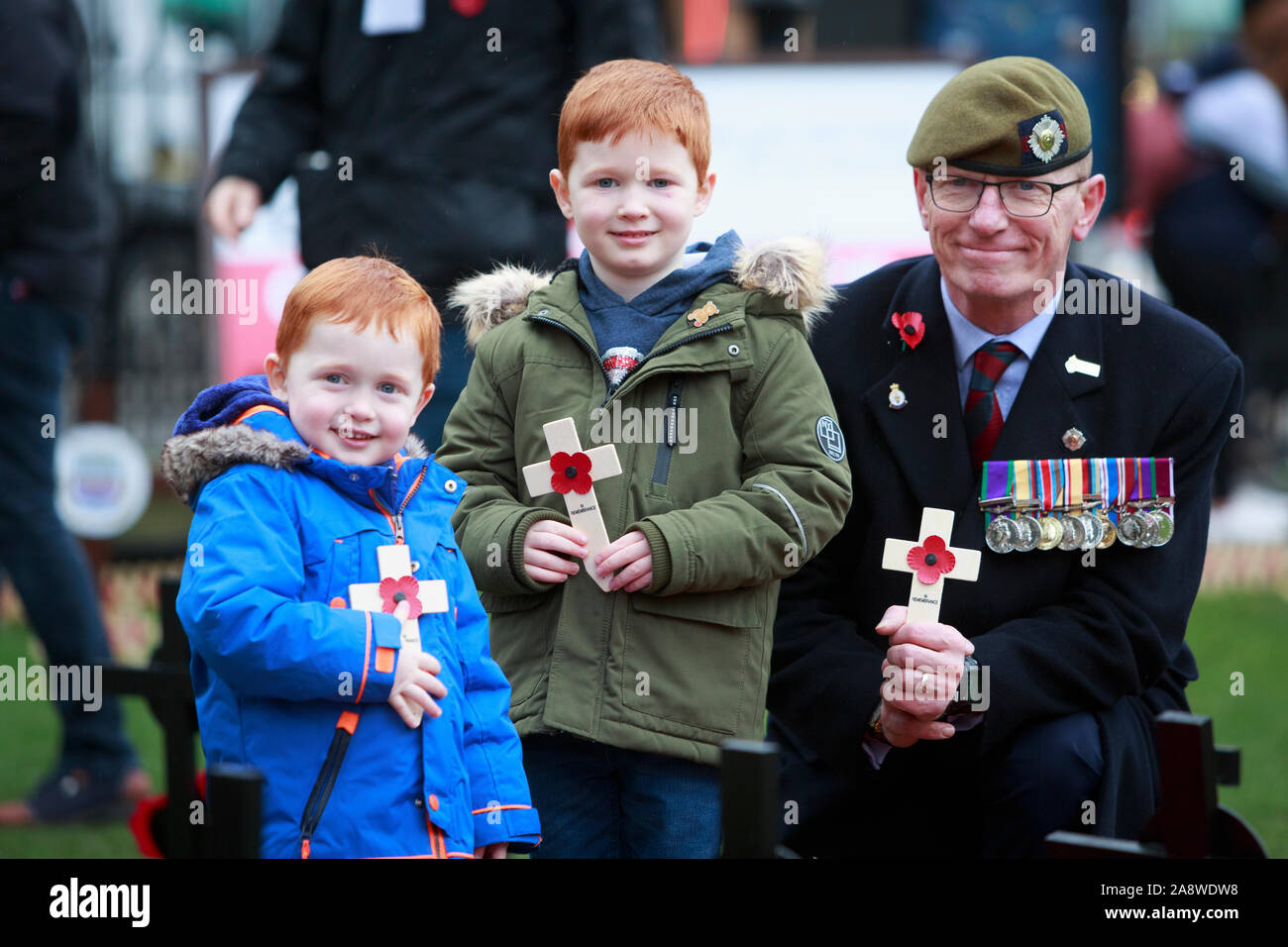 Edimburgo, Escocia, Reino Unido. 11 de noviembre. 2019. (L-R) Daniel Ward, de 2 años, Jack Ward, de 4 años de edad y Brian ex Guardia Escocesa Brian Ward cruz sobre el Día del Armisticio en Edimburgo Jardín en Princess Street. Crédito: Pako Mera/Alamy Live News Foto de stock