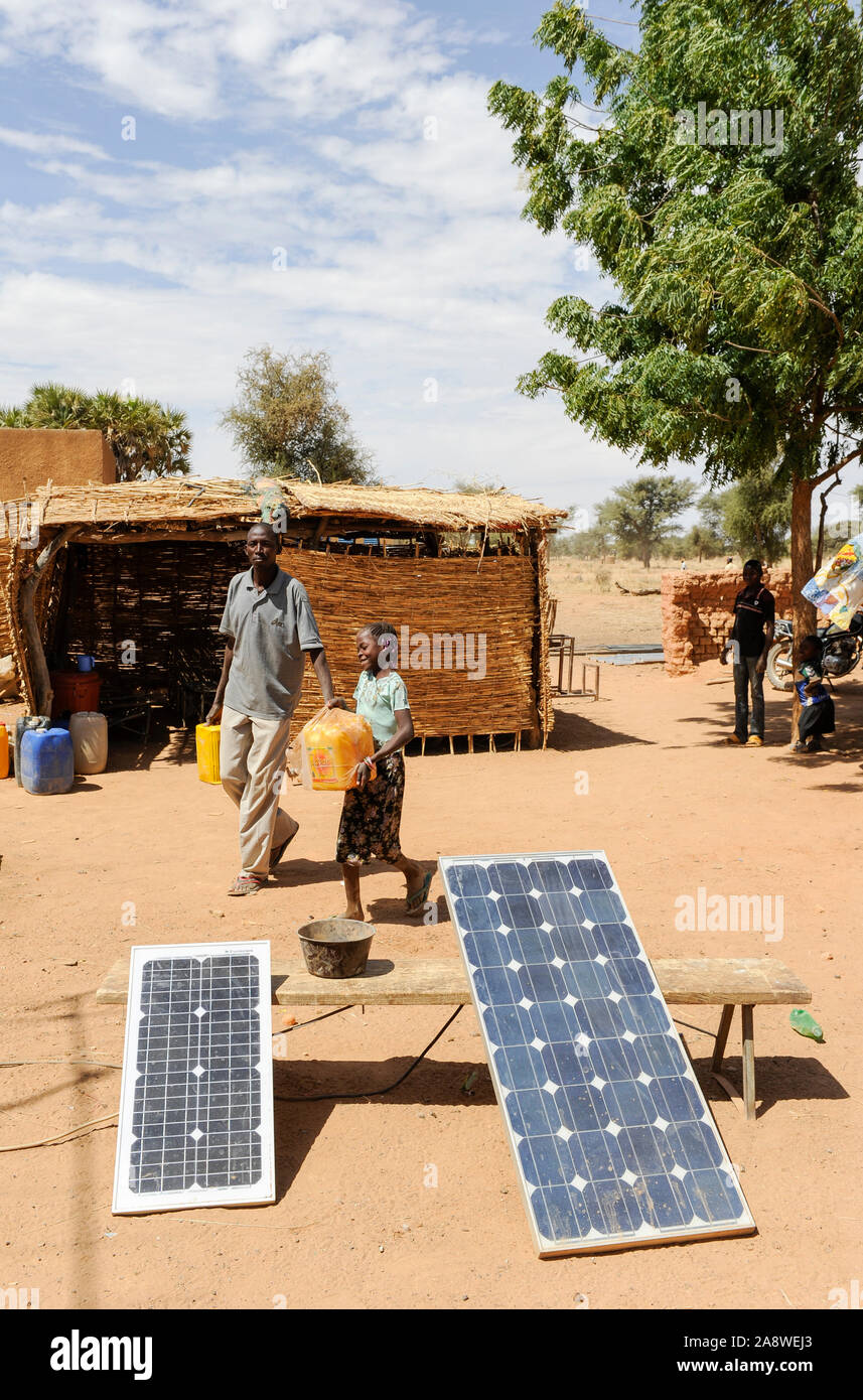 BURKINA FASO, Dori, sistema de energía solar para el hogar, en la aldea de panel PV Foto de stock