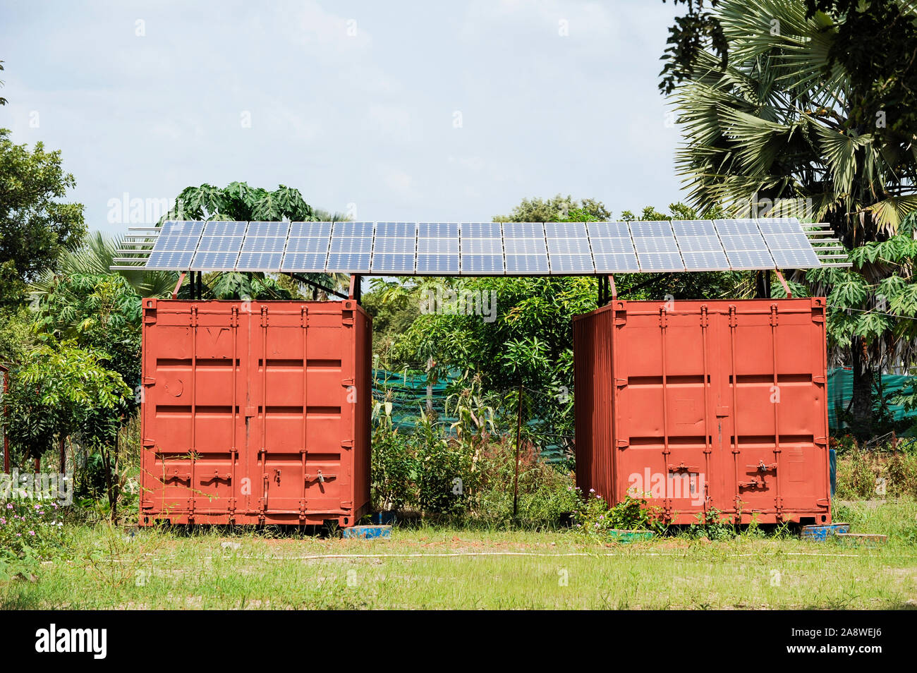 El sur de Sudán, Rumbek, sistema de energía solar para el hogar, como un tejado de paneles fotovoltaicos en dos contenedor rojo Foto de stock