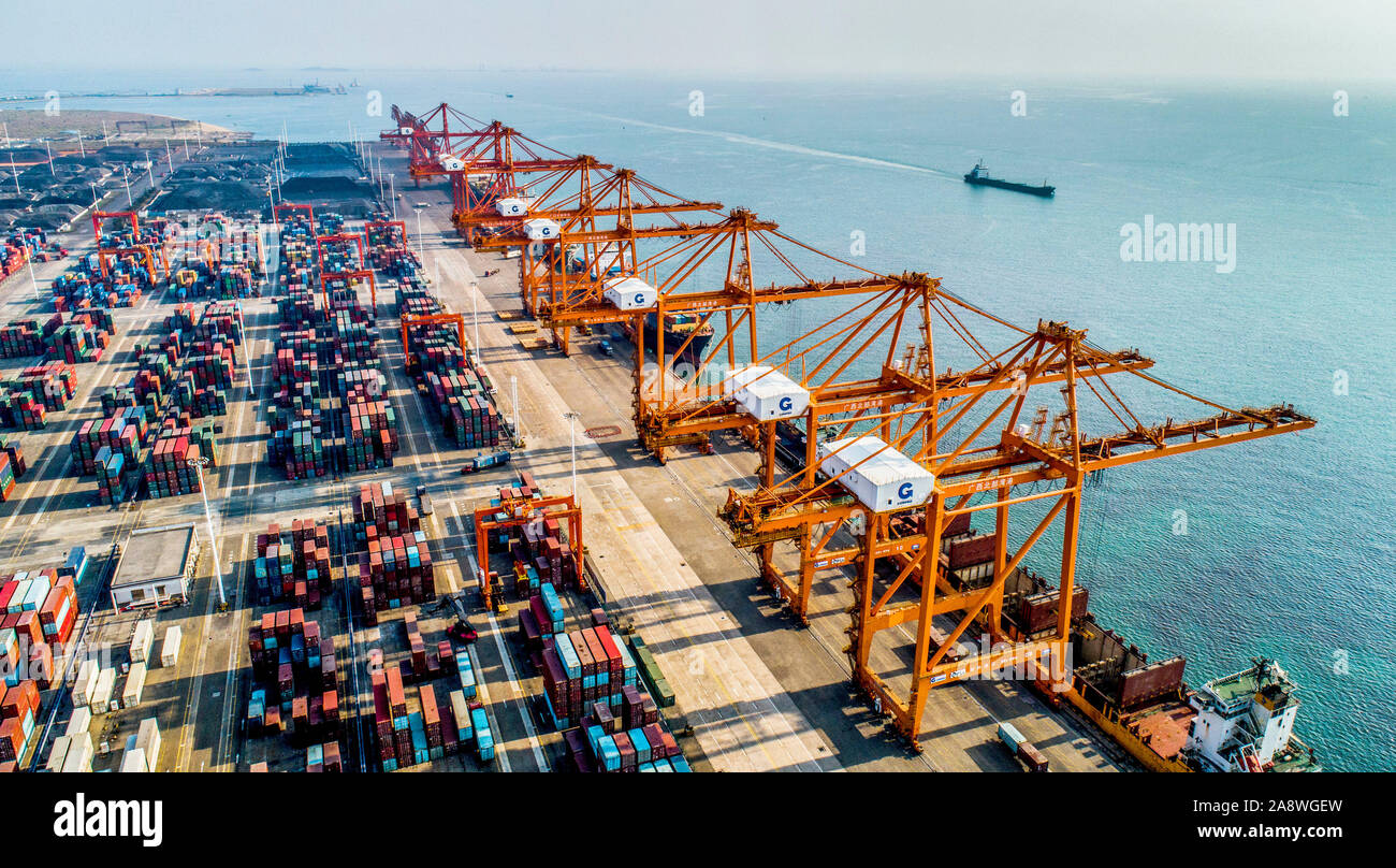 Una vista de la terminal de contenedores en el puerto Qinzhou área del piloto de Guangxi (China), Zona de Libre Comercio en Qinzhou City, al sur de China de Guangxi Zhuang Foto de stock