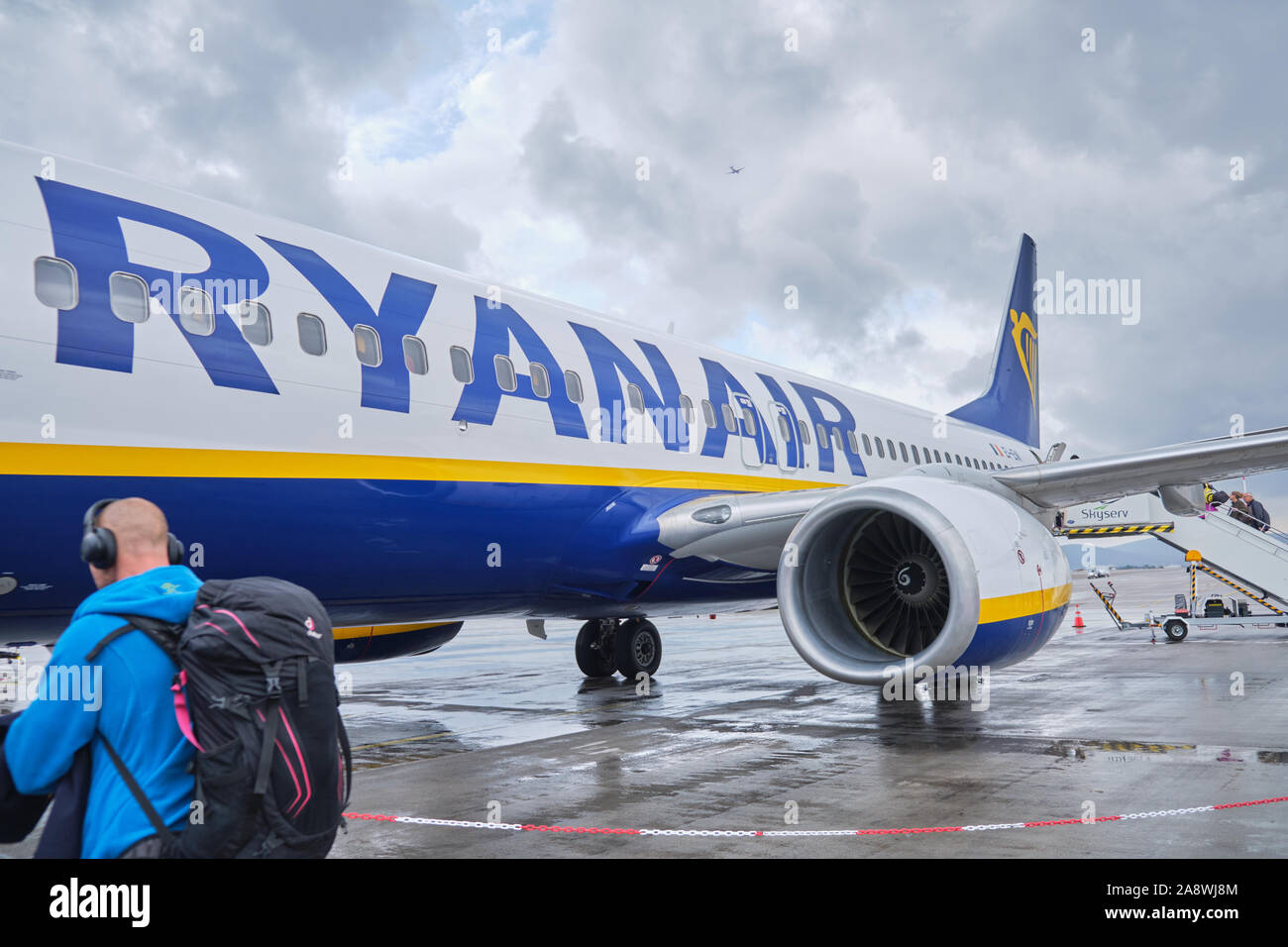 Atenas, Grecia - Noviembre 4, 2019: avión de Ryanair contra el cielo nublado, en tierra en el Aeropuerto Internacional de Atenas Eleftherios Venizelos, esperando Foto de stock