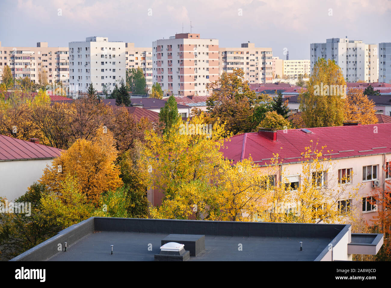 Edificios Urbanos en otoño con renovadas exteriores - vista aérea de la ciudad de Bucarest, Rumania. Foto de stock