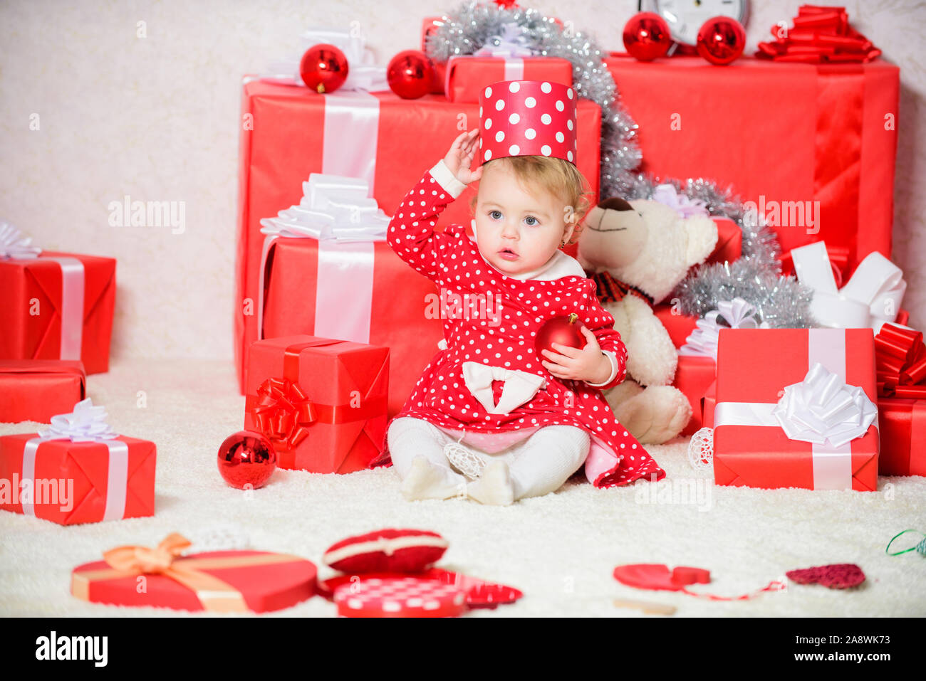 Actividades de Navidad para niños pequeños. de Navidad para los niños pequeños. Cosas que hacer con niños en navidad. Regalos de Navidad para los niños primero. Little Baby Girl Play cerca