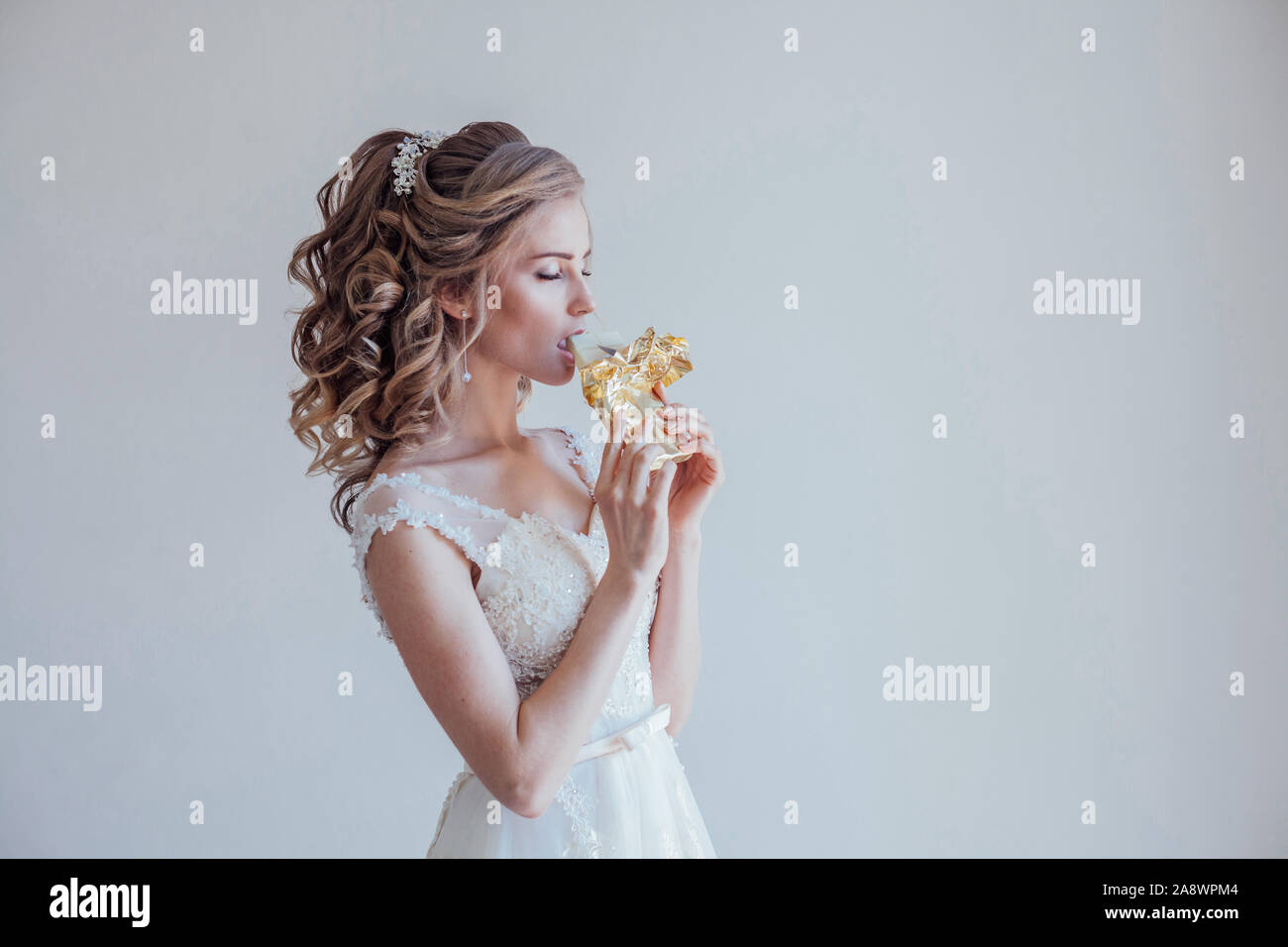 Couple eating chocolate fotografías e imágenes de alta resolución - Página 5 - Alamy Couple eating chocolate fotografías e imágenes de alta resolución - Página 5 - Alamy