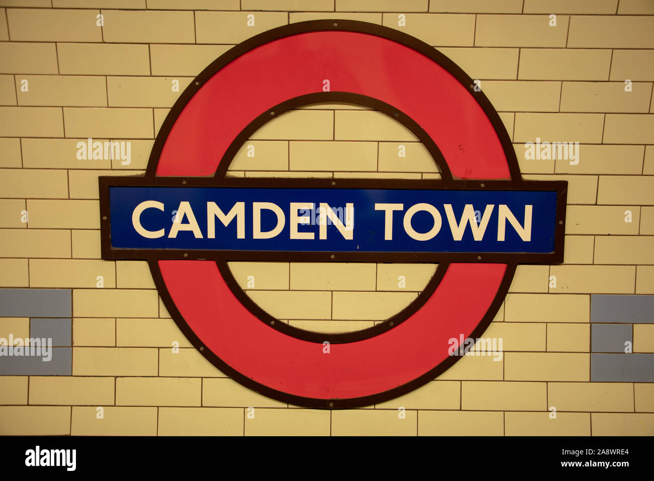 signo-de-logotipo-de-camden-london-underground-visto-en-la-plataforma